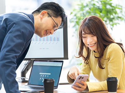 社員同士意見交換を行いながら仕事を進行しています。